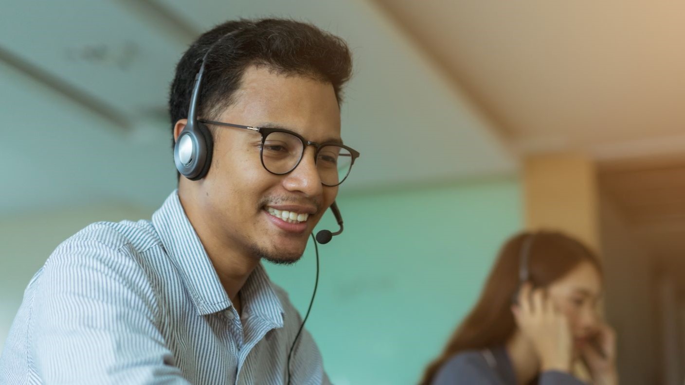 Image of a customer support agent advising a stakeholder